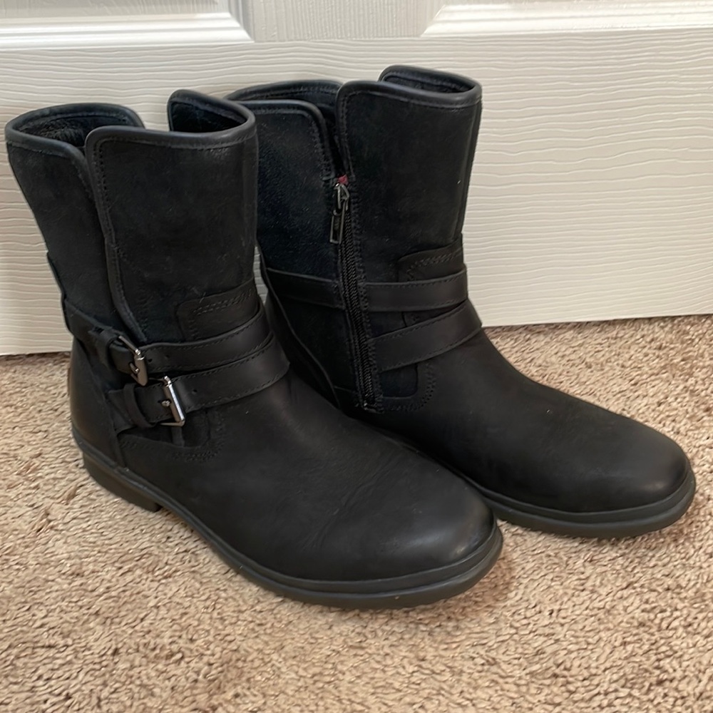 UGG Simmens Boot US Size 8.5 Black waterproof leather and suede